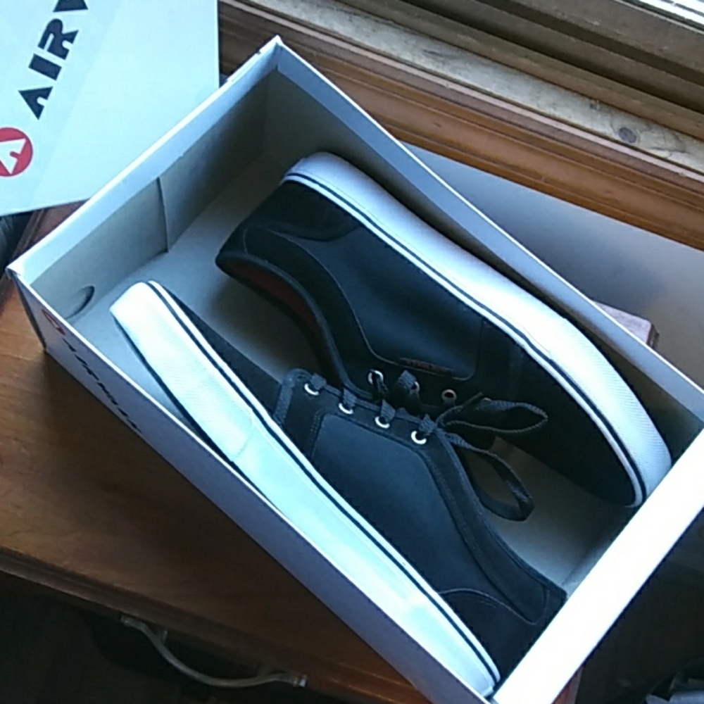 Airwalk low top shoes